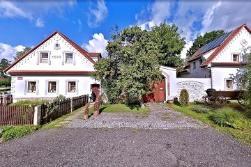 Jiho�esk� chalupa s baz�nem - Hrad Land�tejn