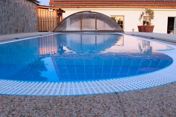 Jiho�esk� chalupa s baz�nem - Hrad Land�tejn