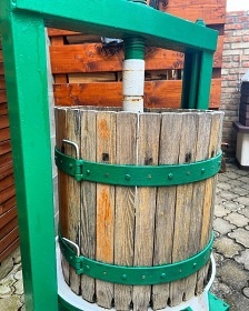 Chata a vinn sklep - cyklostezky Doln Bojanovice