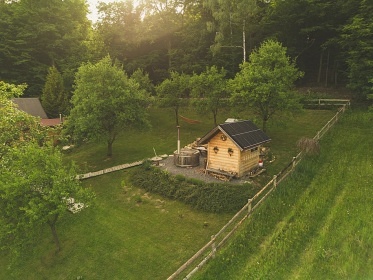 Chata a koupac� sud - glamping samota - Zl�nsko