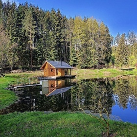 Glamping �esk� r�j - chata na rybn��ku - hrad Pecka