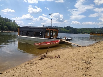 Hausbot Bessy na Orlické přehradě - Milešov