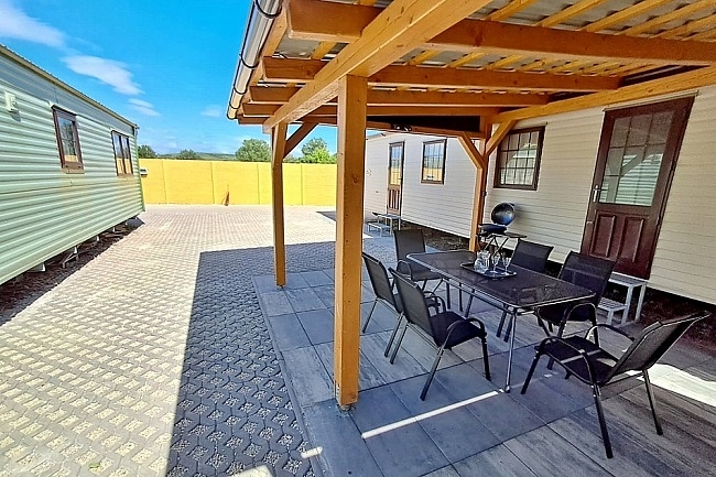 Dv� chaty u Novoml�nsk� vodn� n�dr�e - P�lava