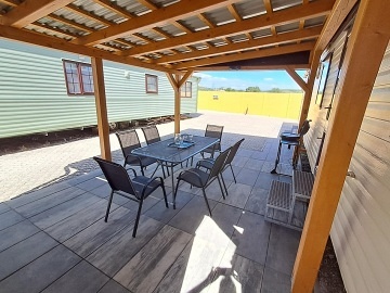 Dv� chaty u Novoml�nsk� vodn� n�dr�e - P�lava