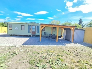 Dv� chaty u Novoml�nsk� vodn� n�dr�e - P�lava