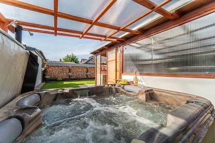 Pr�zdninov� d�m s wellness - z�mek Konopi�t�