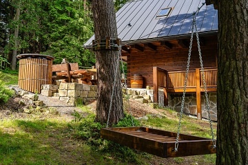 Roubená chata s výhledem na Radhošť - Beskydy