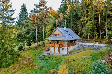 Roubená chata s výhledem na Radhošť - Beskydy
