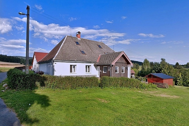 Chalupa s baz�nem - a v�hledem na Such� vrch