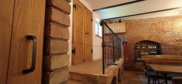 Chalupa a vinn sklep - u pehrady Nov Mlny