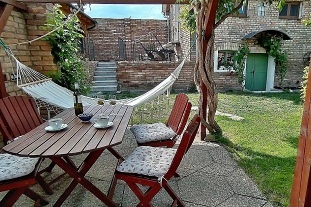 Chalupa a vinn� sklep - u p�ehrady Nov� Ml�ny