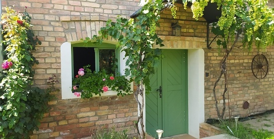 Chalupa a vinn� sklep - u p�ehrady Nov� Ml�ny