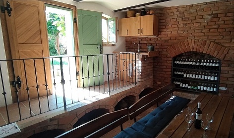 Chalupa a vinn� sklep - u p�ehrady Nov� Ml�ny