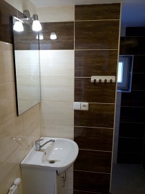 Chalupa u hradu Trosky - �esk� r�j - Hrub� Sk�la