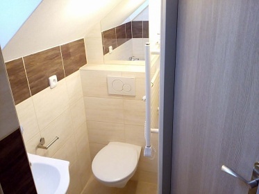 Chalupa u hradu Trosky - �esk� r�j - Hrub� Sk�la