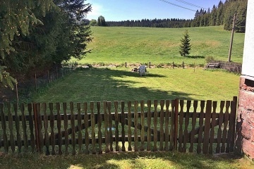 Chalupa se zahradou u potoka - Kru�n� hory