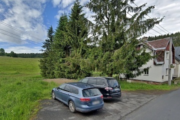 Chalupa se zahradou u potoka - Kru�n� hory