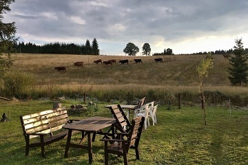 Chalupa se zahradou u potoka - Kru�n� hory