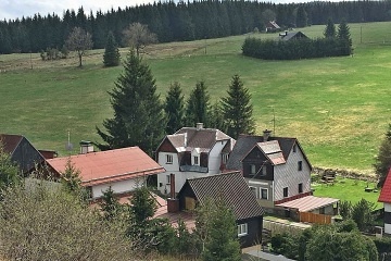 Chalupa se zahradou u potoka - Kru�n� hory