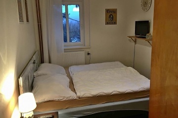 Chalupa se zahradou u potoka - Kru�n� hory