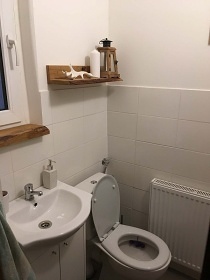 Chalupa se zahradou u potoka - Kru�n� hory