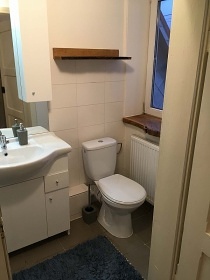 Chalupa se zahradou u potoka - Kru�n� hory