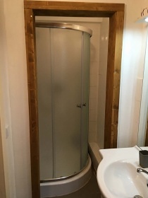 Chalupa se zahradou u potoka - Kru�n� hory