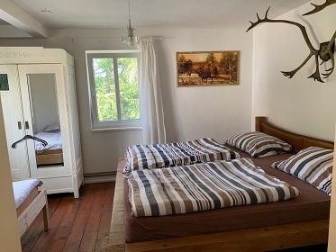 Chalupa se zahradou u potoka - Kru�n� hory