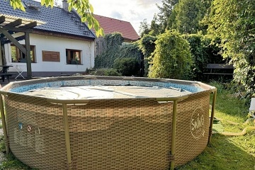 Chalupa baz�n a koupac� sud - u hradu Bouzov