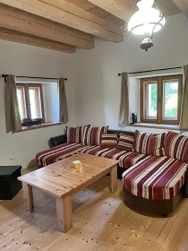 Chalupa baz�n a koupac� sud - u hradu Bouzov