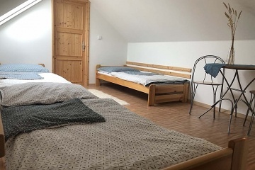 Chalupa baz�n a koupac� sud - u hradu Bouzov