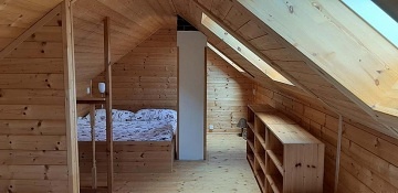 Chalupa baz�n a koupac� sud - u hradu Bouzov