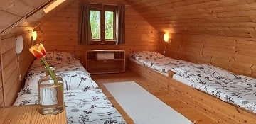 Chalupa baz�n a koupac� sud - u hradu Bouzov