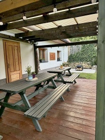 Chalupa baz�n a koupac� sud - u hradu Bouzov