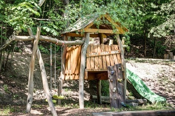 Chalupa pro rodiny - ZOO Zl�n Le�n� - Hrad Lukov