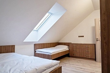 Wellness chalupa - vnit�n� baz�n - park Podyj�