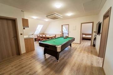 Wellness chalupa - vnit�n� baz�n - park Podyj�