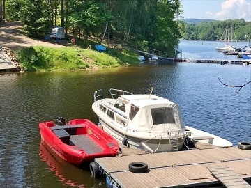 Chata a loď u přehrady Orlík - Kovářov - Milevsko