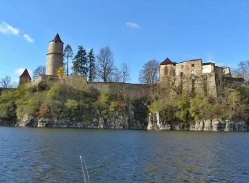 Chata a loď u přehrady Orlík - Kovářov - Milevsko