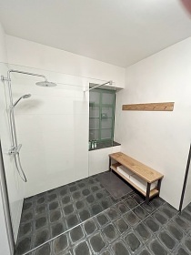 Chalupa se saunou - terasa a potok - Jizersk� hory