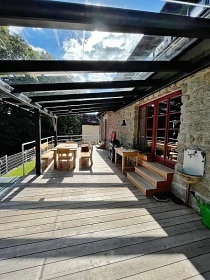 Chalupa se saunou - terasa a potok - Jizersk� hory