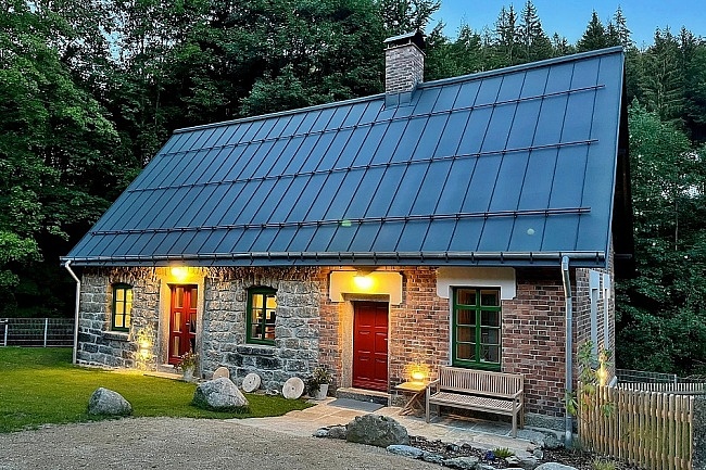 Chalupa se saunou - terasa a potok - Jizersk� hory