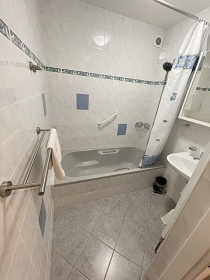 Chata s vnit�n�m baz�nem - Hrub� sk�la - �esk� r�j