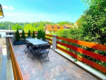 Chata s vnit�n�m baz�nem - Hrub� sk�la - �esk� r�j