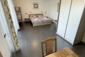 Chata s vnit�n�m baz�nem - Hrub� sk�la - �esk� r�j