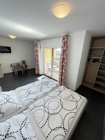 Chata s vnit�n�m baz�nem - Hrub� sk�la - �esk� r�j