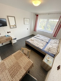 Chata s vnit�n�m baz�nem - Hrub� sk�la - �esk� r�j