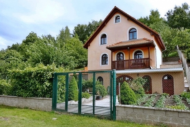 Chata u cyklostezky - řeka Ohře - hrad Hazmburk