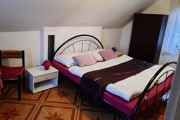 Chata u cyklostezky a řeky Ohře - hrad Hazmburk