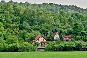Chata u cyklostezky a řeky Ohře - hrad Hazmburk